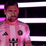 Lionel Messi dari Inter Miami berjalan keluar dari terowongan sebelum pertandingan Grup A Piala Dunia Antarklub FIFA 2025 antara Inte Miami dan FC Porto di Stadion Mercedes-Benz pada 19 Juni 2025 di Atlanta, Georgia.(FIFA via Getty Images/Patrick Smith)