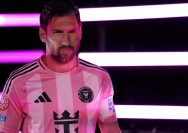 Lionel Messi dari Inter Miami berjalan keluar dari terowongan sebelum pertandingan Grup A Piala Dunia Antarklub FIFA 2025 antara Inte Miami dan FC Porto di Stadion Mercedes-Benz pada 19 Juni 2025 di Atlanta, Georgia.(FIFA via Getty Images/Patrick Smith)