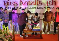 HMPS Hukum Tata Negara UIN Madura saat sesi pemotongan tumpeng di perayaan Anniversary ke-4 di Pendopo Runggosukowati Pamekasan