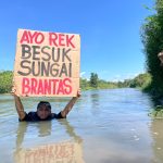 Mahkamah Agung menolak PK Gubernur Jawa Timur dan Menteri PUPR dalam perkara pencemaran Sungai Brantas. Pemerintah diwajibkan memasang CCTV di outlet limbah industri dan meminta maaf kepada warga terdampak. Ecoton desak langkah nyata pemulihan sungai.