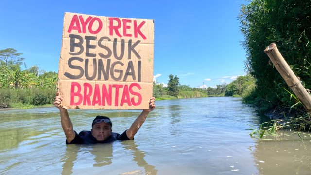 Mahkamah Agung menolak PK Gubernur Jawa Timur dan Menteri PUPR dalam perkara pencemaran Sungai Brantas. Pemerintah diwajibkan memasang CCTV di outlet limbah industri dan meminta maaf kepada warga terdampak. Ecoton desak langkah nyata pemulihan sungai.