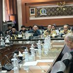 Nelayan pulau-pulau kecil di Jawa Timur mendesak DPRD merevisi Perda Perlindungan Nelayan agar lebih berpihak pada mereka, sekaligus menuntut penegakan hukum terhadap kapal trawl dan perlindungan ekosistem laut.