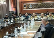 Nelayan pulau-pulau kecil di Jawa Timur mendesak DPRD merevisi Perda Perlindungan Nelayan agar lebih berpihak pada mereka, sekaligus menuntut penegakan hukum terhadap kapal trawl dan perlindungan ekosistem laut.