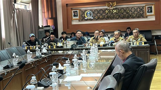 Nelayan pulau-pulau kecil di Jawa Timur mendesak DPRD merevisi Perda Perlindungan Nelayan agar lebih berpihak pada mereka, sekaligus menuntut penegakan hukum terhadap kapal trawl dan perlindungan ekosistem laut.