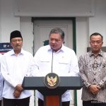 Menteri Koordinator Bidang Perekonomian Airlangga Hartarto memberikan keterangan pers seusai peluncuran BLT Kesejahteraan Rakyat (Kesra) dan Program Pemagangan Lulusan Perguruan Tinggi.