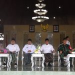 Bupati Pamekasan KH Kholilurrahman bersama Wakil Bupati Sukriyanto menghadiri Apel Akbar Hari Santri Nasional 2025 di Lapangan Nagara Bhakti, Pendopo Ronggosukowati, Rabu (22/10/2025).