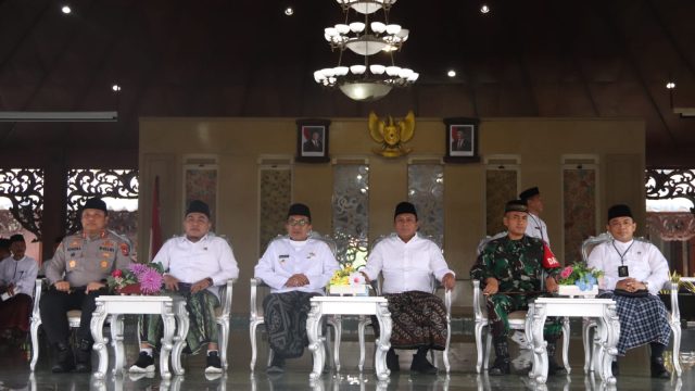 Bupati Pamekasan KH Kholilurrahman bersama Wakil Bupati Sukriyanto menghadiri Apel Akbar Hari Santri Nasional 2025 di Lapangan Nagara Bhakti, Pendopo Ronggosukowati, Rabu (22/10/2025).