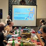 Para pembicara dan peserta diskusi “Potret Hoaks Setahun Pemerintahan Prabowo–Gibran” yang digelar Mafindo di Jakarta.