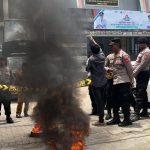 Koordinator aksi FORMATUR, Mahendra, berorasi di hadapan massa menuntut transparansi penggunaan anggaran beasiswa santri tahun 2024 di Pamekasan.