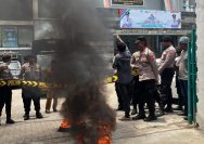 Koordinator aksi FORMATUR, Mahendra, berorasi di hadapan massa menuntut transparansi penggunaan anggaran beasiswa santri tahun 2024 di Pamekasan.