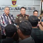 Kejaksaan Tinggi Jawa Timur resmi saat mengumumkan perkembangan terbaru terkait dugaan korupsi PT Delta Artha Bahari Nusantara.