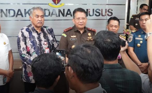 Kejaksaan Tinggi Jawa Timur resmi saat mengumumkan perkembangan terbaru terkait dugaan korupsi PT Delta Artha Bahari Nusantara.
