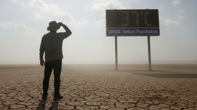 Selain posisi matahari, Monsun Australia juga membawa massa udara kering dan hangat yang menekan pembentukan awan.