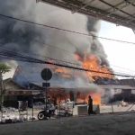 Asap tebal dan kobaran api melalap Toko Barokah di Desa Ketawang Laok, Sumenep, Kamis (23/10/2025) pagi.