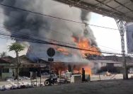 Asap tebal dan kobaran api melalap Toko Barokah di Desa Ketawang Laok, Sumenep, Kamis (23/10/2025) pagi.