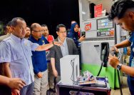 Menteri ESDM Bahlil Lahadalia bersama tim Balai Besar Pengujian Minyak dan Gas Bumi (Lemigas) memeriksa mutu BBM di SPBU 26 Pertamina Asrikaton, Malang, Jawa Timur, Rabu (29/10/2025).