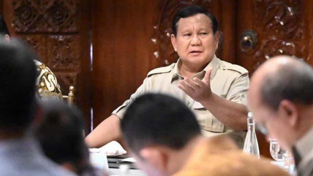 Presiden Prabowo Subianto bersama Wakil Presiden Gibran Rakabuming dan para menteri Kabinet Merah Putih mengadakan rapat membahas stimulus ekonomi di kediaman Presiden, Jalan Kertanegara, Jakarta