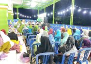 Ratusan jamaah mengikuti pengajian umum dan sholawat bersama yang digelar Remaja Masjid Babus Salam di Desa Kertagena Tengah, Kecamatan Kadur, Pamekasan, Sabtu (1/11/2025) malam.