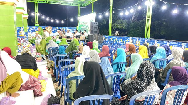 Ratusan jamaah mengikuti pengajian umum dan sholawat bersama yang digelar Remaja Masjid Babus Salam di Desa Kertagena Tengah, Kecamatan Kadur, Pamekasan, Sabtu (1/11/2025) malam.