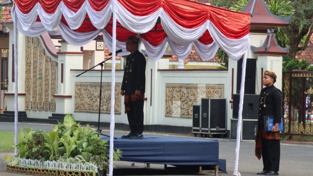 Bupati Pamekasan KH. Kholilurrahman memberikan sambutan pada peringatan Hari Jadi Ke-495 Kabupaten Pamekasan, Senin (3/11/2025).