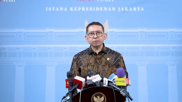 Menteri Kebudayaan sekaligus Ketua Dewan Gelar, Tanda Jasa, dan Tanda Kehormatan (GTK) Fadli Zon memberikan keterangan seusai bertemu Presiden Prabowo Subianto di Istana Merdeka, Jakarta, Rabu (5/11/2025).