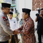 Kapolda Jawa Timur Irjen Pol Nanang Avianto bersama Wakil Bupati Pamekasan H. Sukriyanto bersilaturahmi dengan pengasuh Pondok Pesantren Miftahul Ulum Panyeppen, RKH. Mudatstsir Badrudin, di Kecamatan Palengaan, Kamis (6/11/2025).
