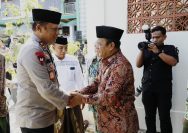 Kapolda Jawa Timur Irjen Pol Nanang Avianto bersama Wakil Bupati Pamekasan H. Sukriyanto bersilaturahmi dengan pengasuh Pondok Pesantren Miftahul Ulum Panyeppen, RKH. Mudatstsir Badrudin, di Kecamatan Palengaan, Kamis (6/11/2025).