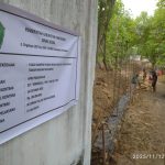 Aktivitas pembangunan pagar sisi utara Taman Makam Pahlawan (TMP) Pamekasan. Proyek dengan nilai kontrak Rp180 juta ini ditarget rampung dalam waktu 60 hari kalender.