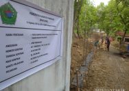 Aktivitas pembangunan pagar sisi utara Taman Makam Pahlawan (TMP) Pamekasan. Proyek dengan nilai kontrak Rp180 juta ini ditarget rampung dalam waktu 60 hari kalender.
