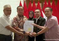 Wakil Ketua DPR Sufmi Dasco Ahmad menyerahkan berkas aspirasi masyarakat kepada Presiden Prabowo Subianto terkait rehabilitasi dua guru asal Luwu Utara, di Jakarta, Kamis (13/11/2025).