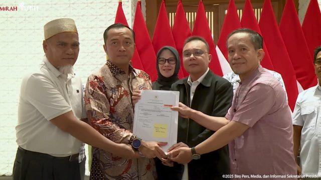 Wakil Ketua DPR Sufmi Dasco Ahmad menyerahkan berkas aspirasi masyarakat kepada Presiden Prabowo Subianto terkait rehabilitasi dua guru asal Luwu Utara, di Jakarta, Kamis (13/11/2025).
