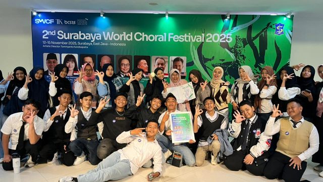 Tim paduan suara Sound of Harmony Smaga berpose usai meraih Silver Medal pada Surabaya World Choral Festival.