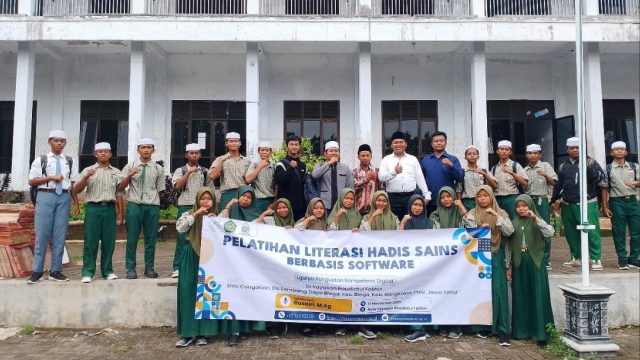 Peserta dan pemateri berfoto bersama usai pelatihan literasi digital di Yayasan Raudlatul Falihin, Blega.
