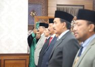 Para pejabat eselon II mengikuti prosesi pelantikan mutasi jabatan di Pendopo Ronggo Sukowati, Pamekasan, Selasa (18/11/2025).
