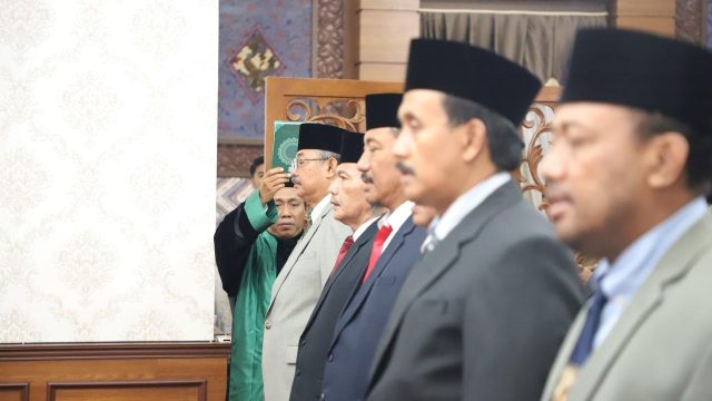 Para pejabat eselon II mengikuti prosesi pelantikan mutasi jabatan di Pendopo Ronggo Sukowati, Pamekasan, Selasa (18/11/2025).