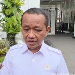 Menteri ESDM Bahlil Lahadalia memberikan keterangan kepada media usai rapat terbatas di Istana Merdeka, Jakarta.