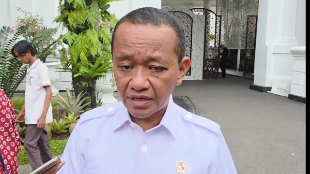 Menteri ESDM Bahlil Lahadalia memberikan keterangan kepada media usai rapat terbatas di Istana Merdeka, Jakarta.