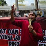 Koordinator Jaka Jatim, Musfiq, saat menyampaikan temuan dugaan penyimpangan hibah di Dinas PRKPCK Jawa Timur.