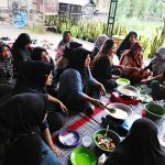 Mahasiswa Psikologi UTM membimbing warga Desa Kebun dalam proses pembuatan selai sawo pada program Sawovation.