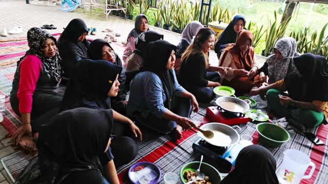 Mahasiswa Psikologi UTM membimbing warga Desa Kebun dalam proses pembuatan selai sawo pada program Sawovation.