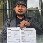 Aktivis antikorupsi Musfiq menyoroti langkah KPK memberi penghargaan kepada Pemprov Jatim di tengah sejumlah kasus yang belum tuntas.