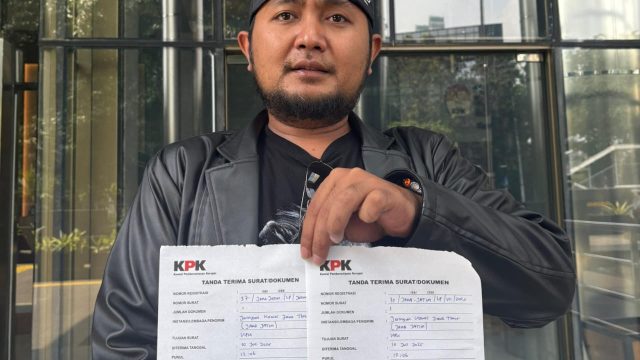 Aktivis antikorupsi Musfiq menyoroti langkah KPK memberi penghargaan kepada Pemprov Jatim di tengah sejumlah kasus yang belum tuntas.