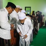 Anak-anak yatim piatu menerima santunan dalam rangka Harlah ke-17 KSPPS Nuri Jatim