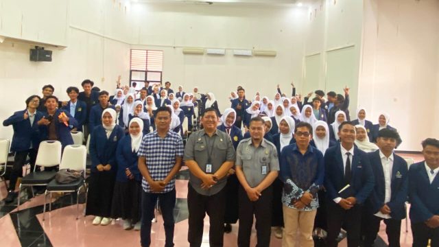 Peserta Diklat Paralegal Angkatan III 2025 menyimak materi penyelesaian sengketa nonlitigasi di Aula Fakultas Keislaman UTM.