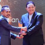 Ketua AJP Pamekasan, M. Khairul Umam, menyerahkan penghargaan kepada Prof. Dr. Achsanul Qosasi atas kiprahnya sebagai Tokoh Inspiratif Penggerak Sepakbola Madura dalam AJP Award 2025.