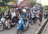 Komunitas motor Pamekasan turun ke jalan menggalang dana untuk korban banjir di Sumatera Utara dan Aceh. Aksi solidaritas ini berlangsung 11–14 Desember sebagai bentuk kepedulian terhadap sesama.