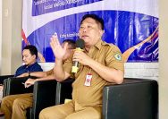 Kepala Dinsos Pamekasan Herman Hidayat menyampaikan persoalan ketidaktepatan data bantuan sosial dalam forum diskusi publik yang digelar FWP di Desa Jalmak, Senin (15/12/2025).