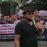 Aktivis Jaka Jatim menyampaikan tuntutan saat aksi di Kantor DKP Jawa Timur, terkait dugaan belanja dan proyek bermasalah pada APBD 2024–2025.