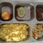 Makanan program bergizi gratis di SDN Bujur Timur 2, Pamekasan, disebut kerap tidak dimakan siswa karena rasa dan kualitas menu dinilai kurang layak.