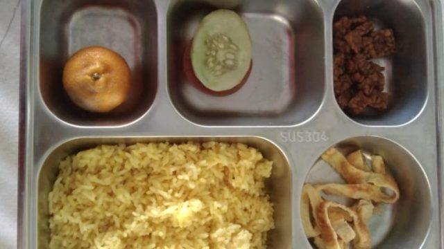 Makanan program bergizi gratis di SDN Bujur Timur 2, Pamekasan, disebut kerap tidak dimakan siswa karena rasa dan kualitas menu dinilai kurang layak.